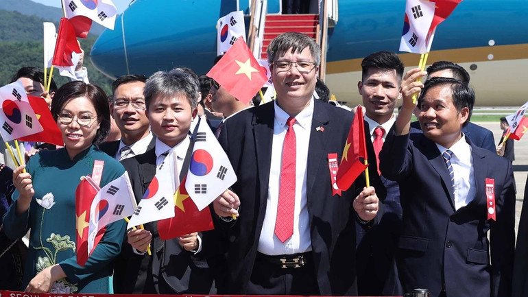 Cán bộ, nhân viên Đại sứ quán, cộng đồng người Việt Nam tại Hàn Quốc đón Tổng Bí thư Tô Lâm và Phu nhân cùng Đoàn đại biểu cấp cao Việt Nam tại sân bay quân sự Seongnam, thủ đô Seoul. Ảnh: Thống Nhất/TTXVN vna-potal-tong-bi-thu-to-lam-va-phu-nhan-bat-dau-chuyen-tham-cap-nha-nuoc-toi-han-quoc-8201527-3822.jpg