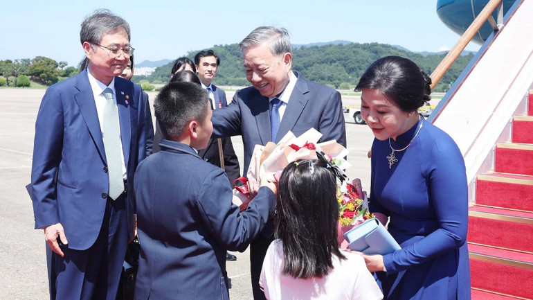 Tổng Bí thư Tô Lâm và Phu nhân đến thủ đô Seoul, bắt đầu chuyến thăm cấp Nhà nước tới Hàn Quốc. Ảnh: Thống Nhất/TTXVN vna-potal-tong-bi-thu-to-lam-va-phu-nhan-bat-dau-chuyen-tham-cap-nha-nuoc-toi-han-quoc-8201519-3239.jpg
