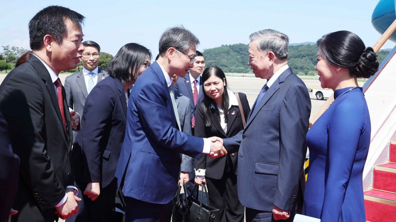 Bộ trưởng Ngoại giao Cho Hyun cùng các quan chức Hàn Quốc đón Tổng Bí thư Tô Lâm và Phu nhân cùng Đoàn đại biểu cấp cao Việt Nam tại sân bay quân sự Seongnam, thủ đô Seoul. Ảnh: Thống Nhất/TTXVN vna-potal-tong-bi-thu-to-lam-va-phu-nhan-bat-dau-chuyen-tham-cap-nha-nuoc-toi-han-quoc-8201517-7396.jpg