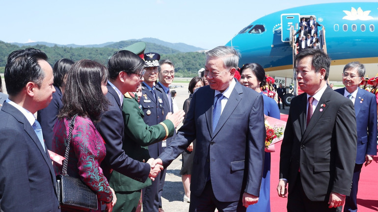 Cán bộ, nhân viên Đại sứ quán và cộng đồng người Việt Nam tại Hàn Quốc đón Tổng Bí thư Tô Lâm và Phu nhân ở Sân bay quân sự Seongnam. Ảnh: Thống Nhất/TTXVN vna-potal-tong-bi-thu-to-lam-va-phu-nhan-bat-dau-chuyen-tham-cap-nha-nuoc-toi-han-quoc-8201514-5062.jpg