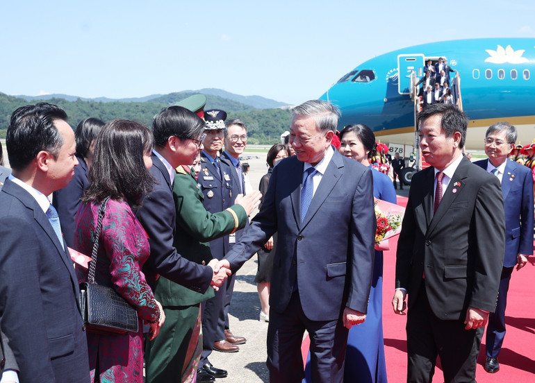 Cán bộ, nhân viên Đại sứ quán và cộng đồng người Việt Nam tại Hàn Quốc đón Tổng Bí thư Tô Lâm và Phu nhân ở Sân bay quân sự Seongna, thủ đô Seoul. Ảnh: Thống Nhất/TTXVN vna-potal-tong-bi-thu-to-lam-va-phu-nhan-bat-dau-chuyen-tham-cap-nha-nuoc-toi-han-quoc-8201514.jpg