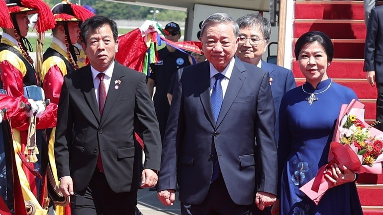 Tổng Bí thư Tô Lâm và Phu nhân đến thủ đô Seoul, bắt đầu chuyến thăm cấp Nhà nước tới Hàn Quốc. Ảnh: Thống Nhất/TTXVN vna-potal-tong-bi-thu-to-lam-va-phu-nhan-bat-dau-chuyen-tham-cap-nha-nuoc-toi-han-quoc-8201523-1898.jpg