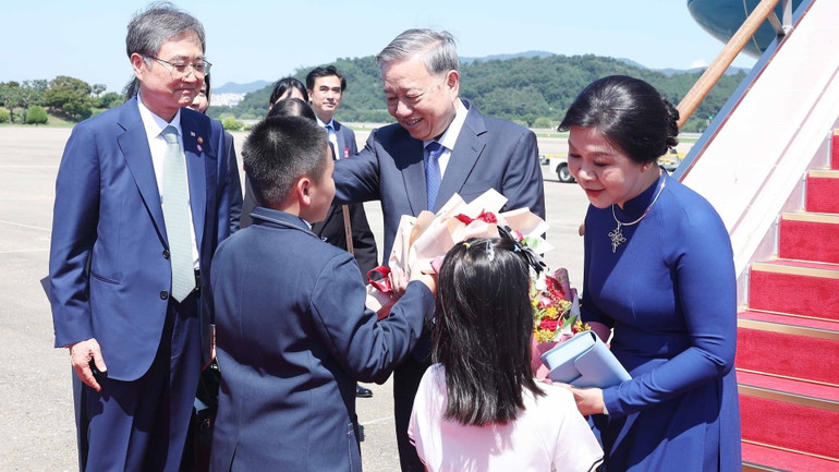 Tổng Bí thư Tô Lâm và Phu nhân đến thủ đô Seoul, bắt đầu chuyến thăm cấp Nhà nước tới Hàn Quốc. Ảnh: Thống Nhất/TTXVN vna-potal-tong-bi-thu-to-lam-va-phu-nhan-bat-dau-chuyen-tham-cap-nha-nuoc-toi-han-quoc-8201519-6954.jpg