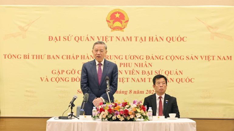 Tổng Bí thư Tô Lâm phát biểu tại cuộc gặp gỡ. (Ảnh: Thống Nhất/TTXVN) vna-potal-tong-bi-thu-to-lam-va-phu-nhan-tham-va-gap-go-can-bo-nhan-vien-dai-su-quan-va-cong-dong-nguoi-viet-nam-tai-han-quoc-8201936-9741-3460.jpg