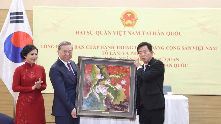 Tổng Bí thư Tô Lâm tặng quà cho cán bộ, nhân viên Đại sứ quán Việt Nam tại Hàn Quốc. (Ảnh: Thống Nhất/TTXVN) vna-potal-tong-bi-thu-to-lam-gap-go-can-bo-dai-su-quan-va-cong-dong-nguoi-viet-nam-tai-han-quoc-8201941-6754.jpg