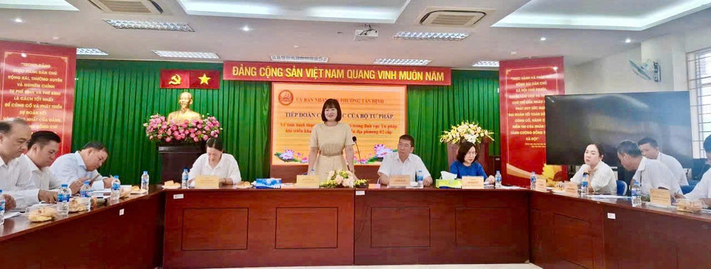 Bà Ngô Quỳnh Hoa, Phó Cục trưởng Cục Phổ biến, giáo dục pháp luật và Trợ giúp pháp lý phát biểu tại buổi làm việc.