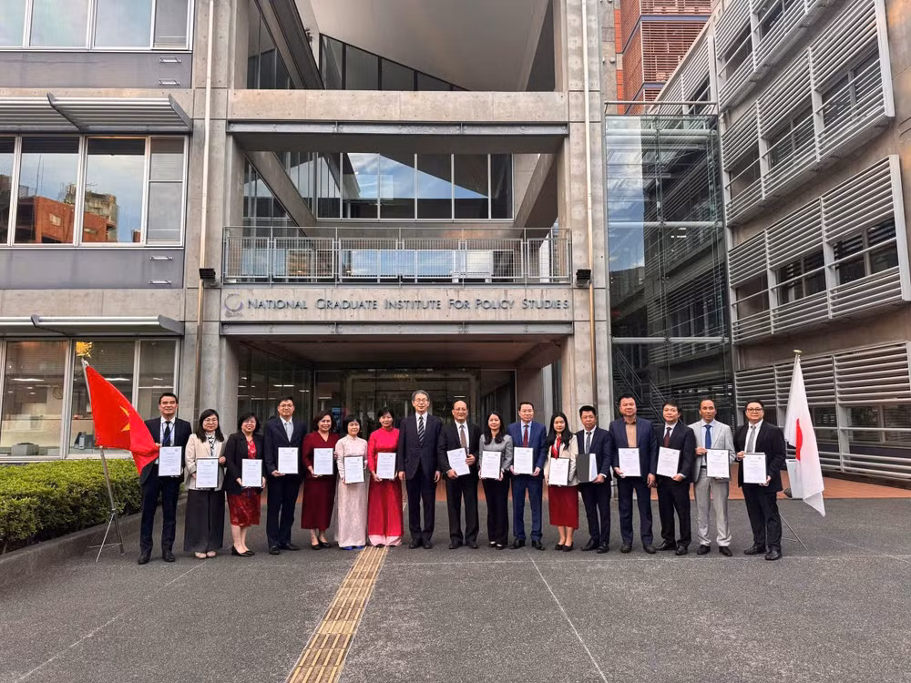 Đoàn cán bộ cấp vụ chụp ảnh lưu niệm trong khuôn viên Viện Nghiên cứu chính sách Quốc gia sau lễ bế giảng.