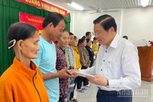 Đồng chí Phan Đình Trạc, Ủy viên Bộ Chính trị, Trưởng Ban Nội chính Trung ương, tặng quà người dân xã Hàm Thuận.