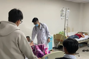 Các bệnh nhân bị ngộ độc nằm điều trị tại bệnh viện.