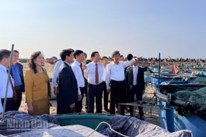 Đồng chí Hồ Văn Mười, Chủ tịch Ủy ban nhân dân tỉnh Lâm Đồng cùng lãnh đạo tỉnh, địa phương tham quan Bãi đá Ông Địa.