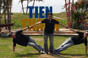 Du khách chụp hình tại điểm check-in của phường Tiến Thành.