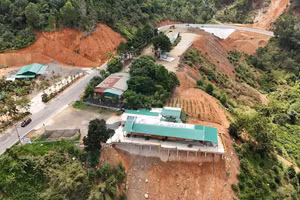Trạm, lều tự phát trên đèo Đại Ninh. (Ảnh: DUY MINH)