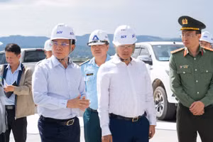 Ủy ban nhân dân tỉnh Lâm Đồng kiểm tra tiến độ sân bay Liên Khương. (Ảnh: Ủy ban nhân dân tỉnh Lâm Đồng cung cấp)