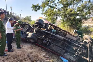 Bí thư xã Hòa Thắng Nguyễn Đức Hải Tùng có mặt tại hiện trường.