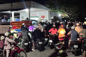 Người dân chờ đổ xăng.