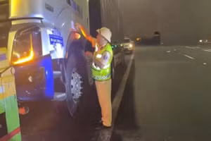 Cảnh sát giao thông kiểm tra xe container.