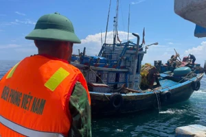 Tổ tuần tra Đồn Biên phòng Thanh Hải phối hợp Hải đội 2 bắt tàu cá vi phạm.