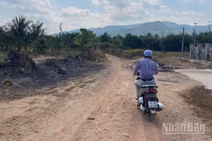 Đường 9 (thôn 3, xã Hàm Tân) có hơn 100 hộ sản xuất nông nghiệp, chỉ là con đường đất nhỏ, hẹp.