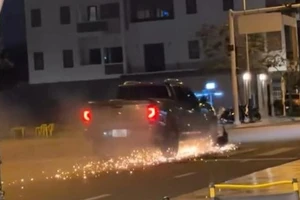 Ô-tô kéo lê xe máy.