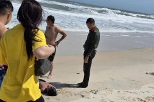 Đại úy Lê Đình Thành cùng người dân lao vào dòng nước xiết, cứu sống 2 cháu bé bị đuối nước.