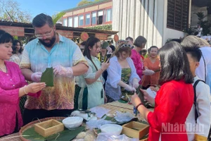 Du khách tham dự cuộc thi gói bánh chưng.