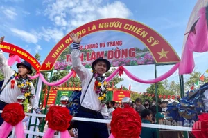 Thanh niên tươi cười trước giờ nhập ngũ.