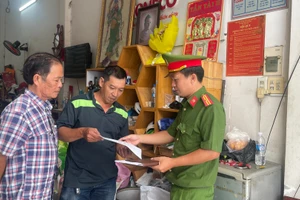 Công an tuyên truyền đến từng nhà dân.