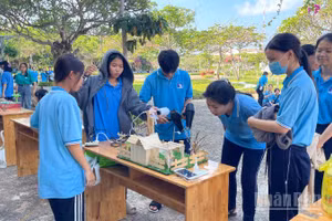 Trường trung học phổ thông Ngô Quyền tổ chức sân chơi cho học sinh.