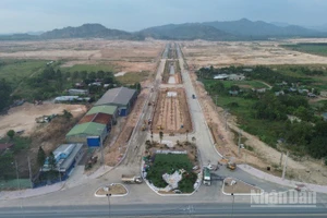 Khu công nghiệp Tân Đức đang hoàn thành cổng chào.