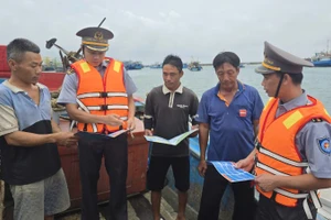 Lực lượng kiểm ngư tuyên truyền cho ngư dân tại Đặc khu Phú Quý.