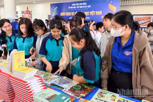 Các bạn học sinh đọc sách tại ngày hội.