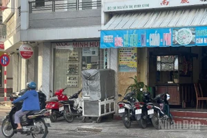 Xe bánh mì gây ngộ độc gần 100 người.