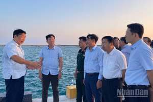 Ông Hồ Văn Mười, Chủ tịch Ủy ban nhân dân tỉnh Lâm Đồng (đứng thứ hai từ trái sang) cùng với đoàn khảo sát tham quan Khu tránh trú bão cảng Phú Quý.