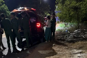 Công an kiểm tra giấy tờ tại nhà bà Trần Quế Thy. (Ảnh: Phạm Minh)