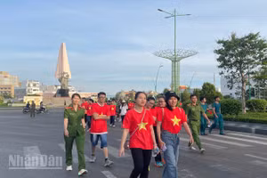 Đi bộ trên đường Nguyễn Tất Thành.