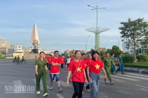 Đi bộ trên đường Nguyễn Tất Thành.