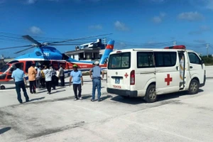 Một hộ dân trên đảo Phú Quý thuê trực thăng gần 0,5 tỷ đồng để chở người cấp cứu.