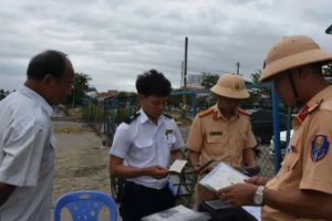 Cảnh sát giao thông kiểm tra giấy tờ các tàu cao tốc.