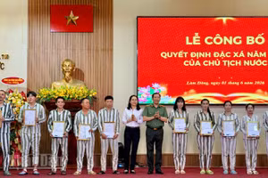 Thứ trưởng Công an Lê Văn Tuyến trao quyết định đặc xá cho các phạm nhân.