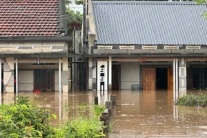 Nhiều nhà tại xã Hồng Sơn bị ngập sâu.