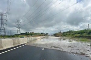 Cao tốc Phan Thiết-Dầu Giây bị ngập sâu.
