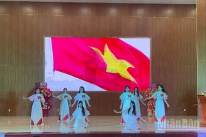 Các đơn vị biểu diễn tiết mục văn nghệ.