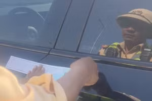 Cảnh sát giao thông dán niêm phong để tạm giữ phương tiện.