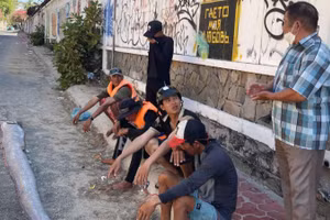 Cá mái chèo dài khoảng 2m đã chết được ngư dân mang lên bờ.