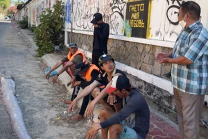 Cá mái chèo dài khoảng 2m đã chết được ngư dân mang lên bờ.