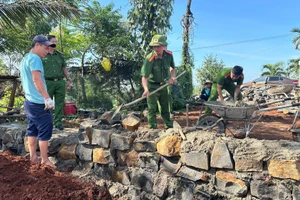 Chiến sĩ Công an hỗ trợ ngày công xây dựng nhà.