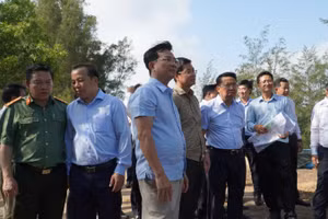 Ông Hồ Văn Mười, Chủ tịch Ủy ban nhân dân tỉnh Lâm Đồng kiểm tra các xã phía đông nhằm phát triển Khu kinh tế.