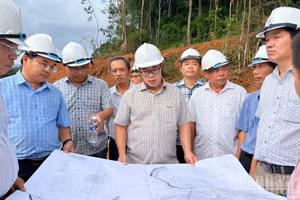 Đoàn công tác Ủy ban nhân dân tỉnh kiểm tra dự án hồ chứa nước Ka Pét. (Ảnh: Thanh Hải)