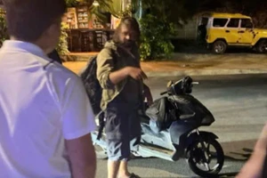 Du khách nước ngoài đâm chiến sĩ Công an bị thương.