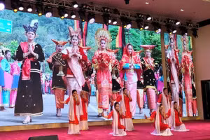 Tiết mục diễn văn nghệ tại buổi giao lưu.